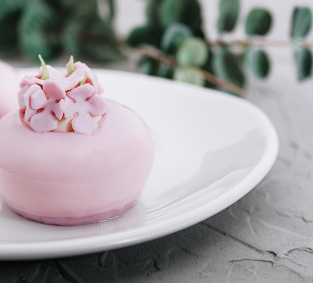Pasteles de mousse rosados decorados en un plato blanco
