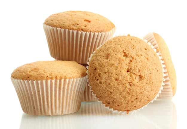 Foto pasteles de muffins sabrosos aislados en blanco