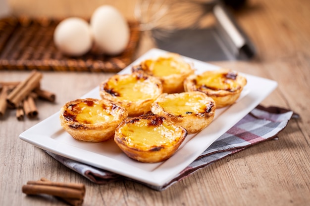 Pasteles de natillas portuguesas típicas. pastelería tradicional portuguesa. Sobre una mesa de madera.