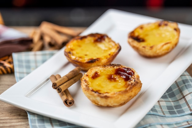 Pasteles de natillas portuguesas típicas. pastelería tradicional portuguesa.