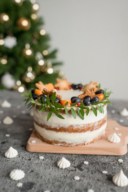 Pasteles navideños decorados con bayas en la mesa