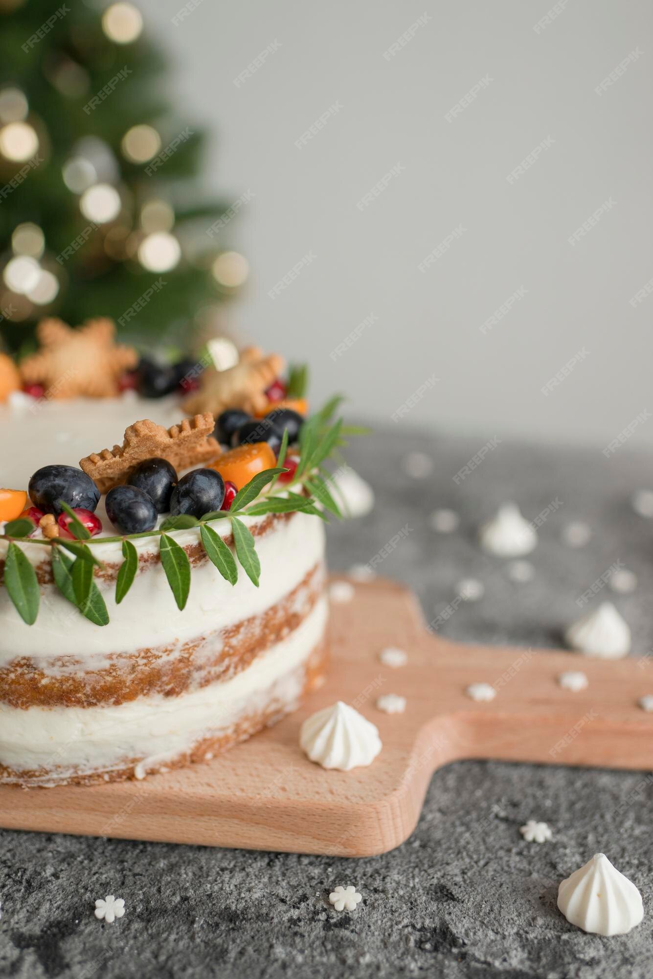 Pasteles navideños decorados con bayas en la mesa | Foto Premium Pasteles Navideños Decorados Con Bayas En La Mesa | Foto Premium