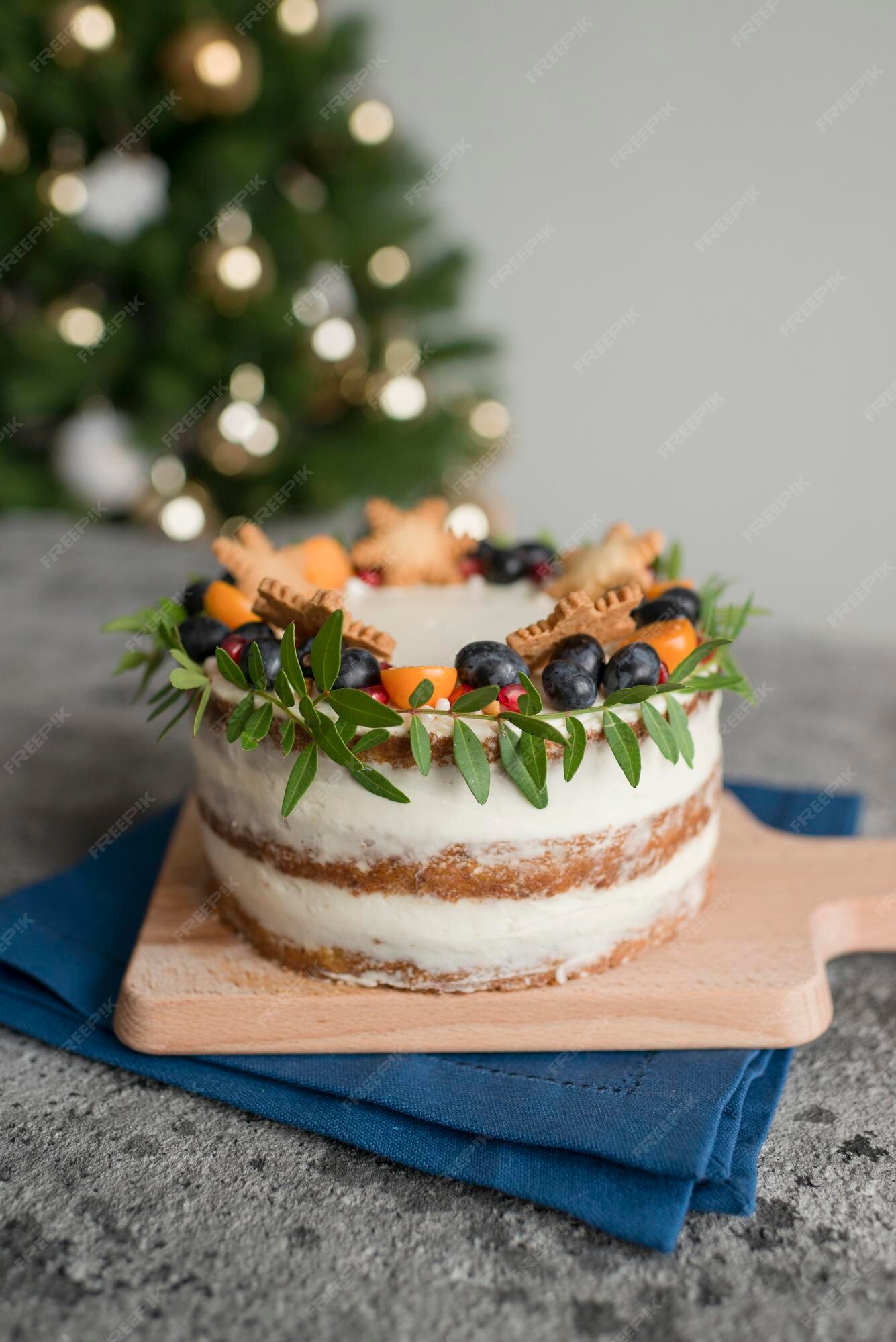Pasteles navideños decorados con bayas en la mesa | Foto Premium Pasteles Navideños Decorados Con Bayas En La Mesa | Foto Premium