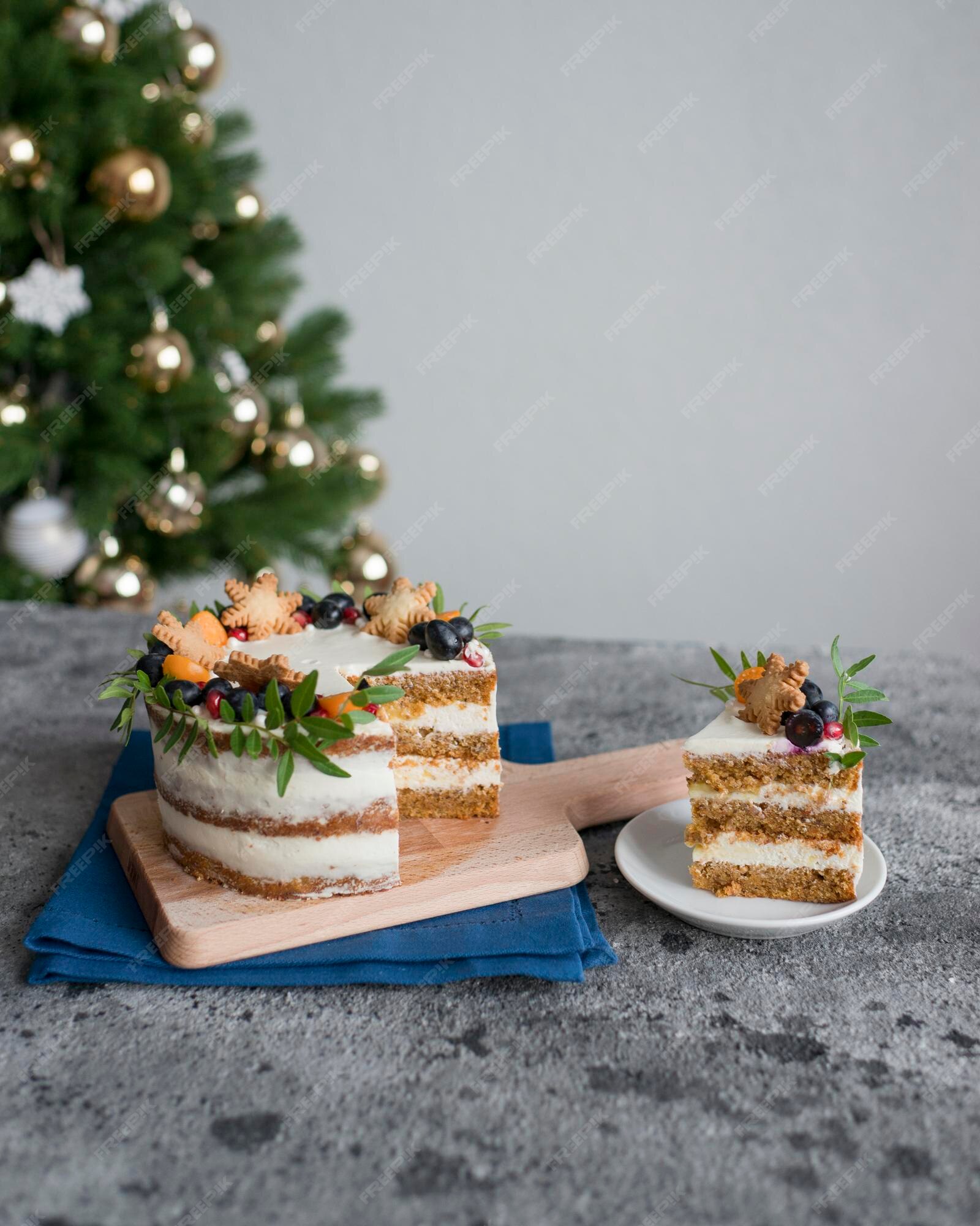 Pasteles navideños decorados con bayas en la mesa | Foto Premium Pasteles Navideños Decorados Con Bayas En La Mesa | Foto Premium