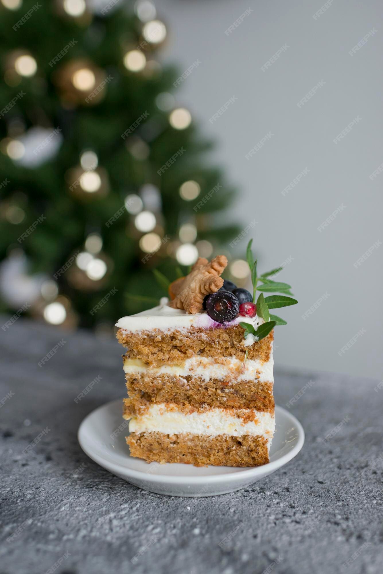 Pasteles navideños decorados con bayas en la mesa | Foto Premium Pasteles Navideños Decorados Con Bayas En La Mesa | Foto Premium