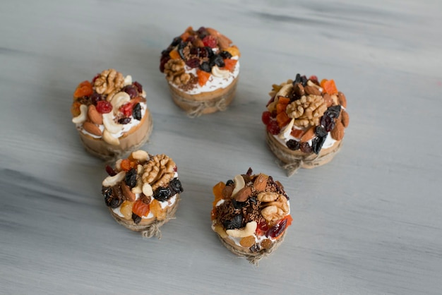 Pasteles con nueces y pasas sobre la mesa