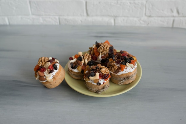 Pasteles con nueces y pasas sobre la mesa