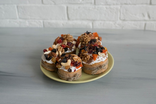 Pasteles con nueces y pasas sobre la mesa