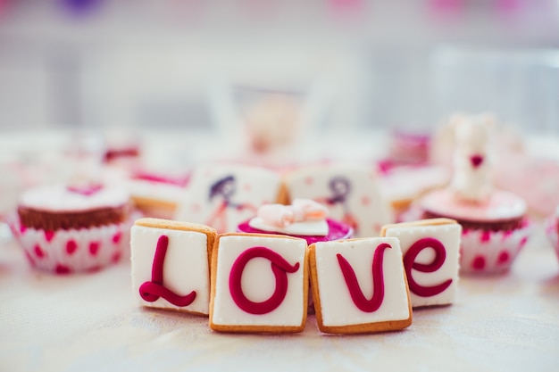 Pasteles con la palabra "love" en galletas