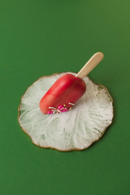 Pasteles de paleta rosa sobre un fondo verde