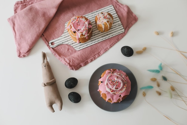 Pasteles de Pascua con decoraciones Feliz concepto de vacaciones de Pascua