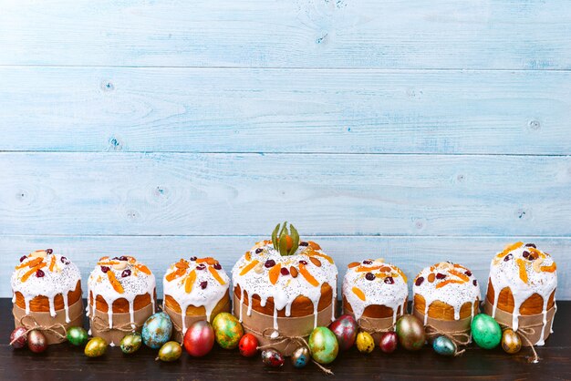 Pasteles de Pascua eslavos clásicos con huevos de Pascua en una mesa de madera