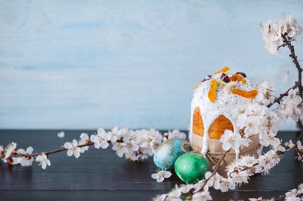 Pasteles de Pascua eslavos clásicos con huevos de Pascua en una mesa de madera