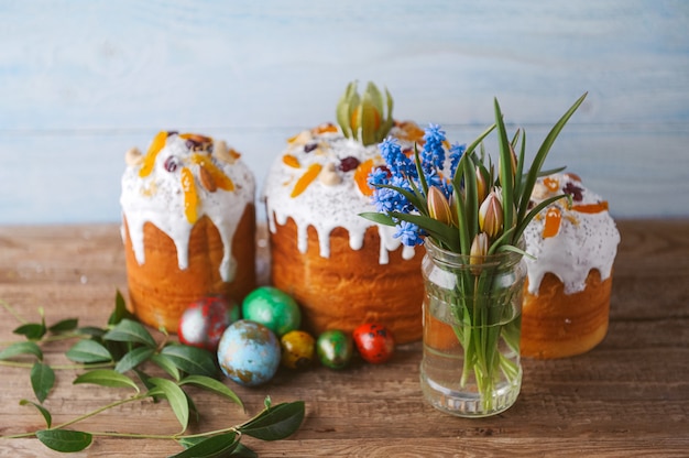 Pasteles de Pascua eslavos clásicos con huevos de Pascua en una mesa de madera