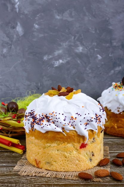 Pasteles de Pascua, huevos pintados, dulces de chocolate y otros atributos de la Pascua. Dulce pan festivo con crema de merengue.