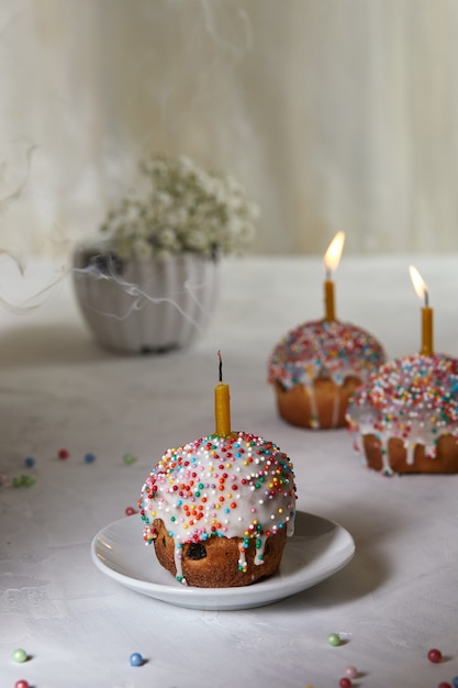 Pasteles de Pascua en una mesa blanca