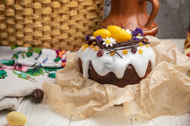 Pasteles de Pascua en una mesa de madera blanca