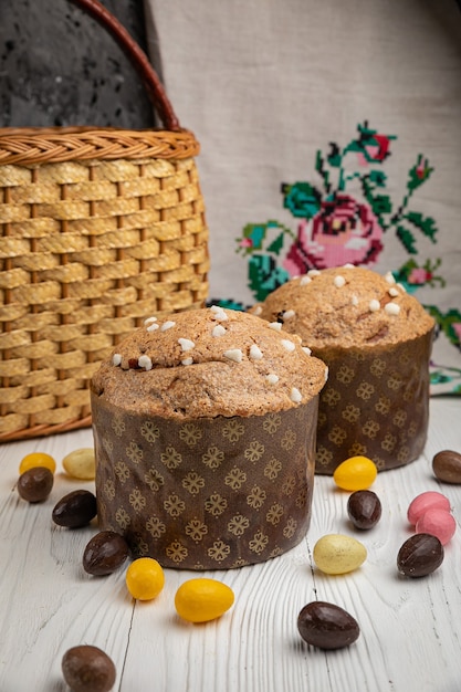 Pasteles de Pascua en una mesa de madera blanca