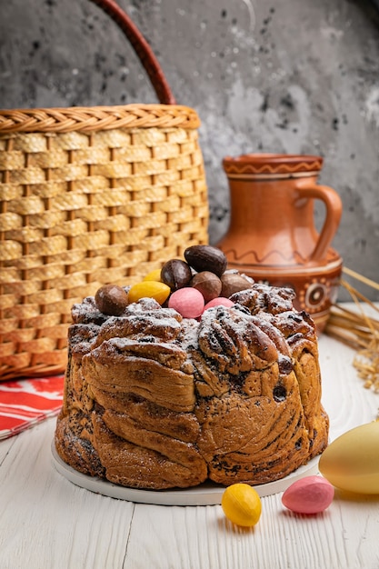 Pasteles de Pascua en una mesa de madera blanca