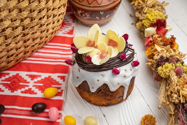 Pasteles de Pascua en una mesa de madera blanca