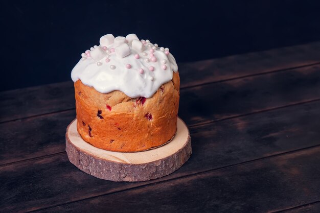 Pasteles de Pascua en soporte de madera decorado con malvaviscos