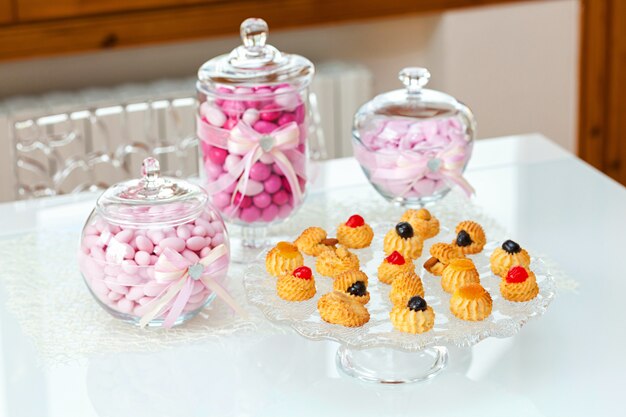 Pasteles de pasta de almendras y confettata.