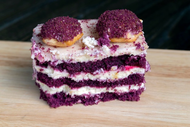 Pasteles de pastel rojo con crema de mantequilla y galletas en chispas