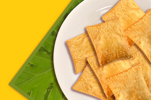 pasteles pequeños en el plato con fondo verde y amarillo