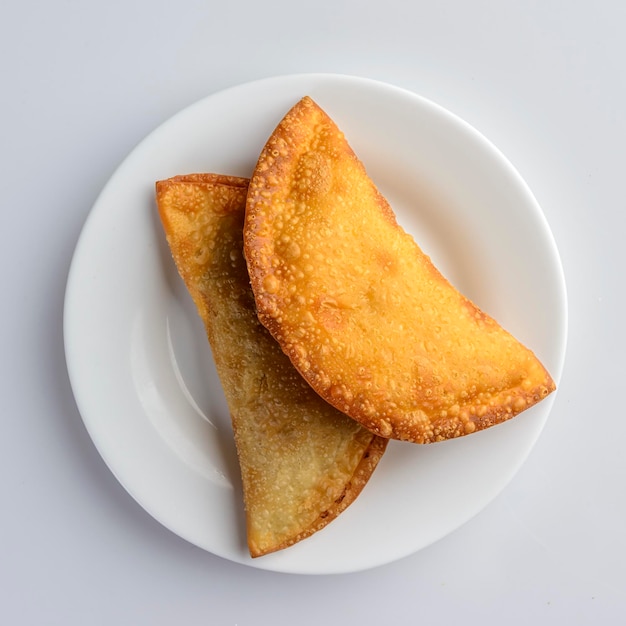 Pasteles en plato blanco Pastel tradicional brasileño conocido como pastel