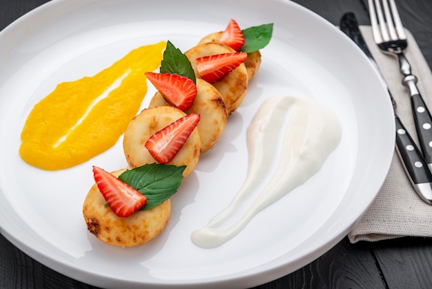 Pasteles de queso creativos para el desayuno del bebé con fresa