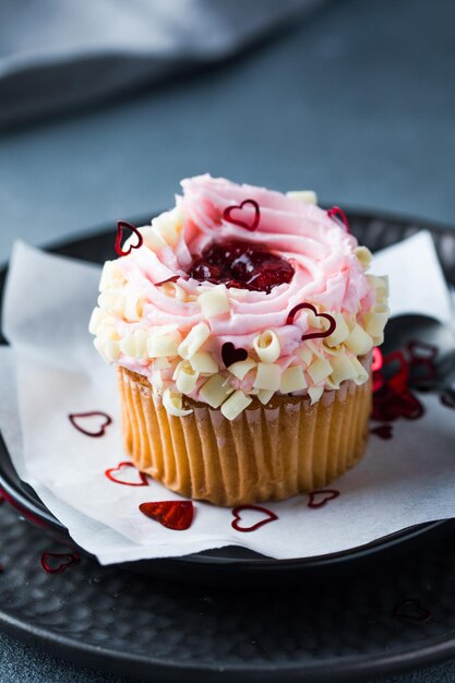 Pasteles con queso con crema y fresas Pasteles para el día de San Valentín en una mesa de hormigón