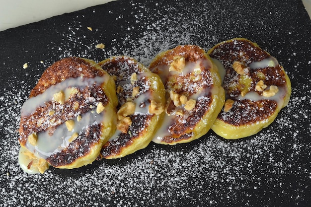 pasteles de queso fritos cubiertos con leche condensada y nueces