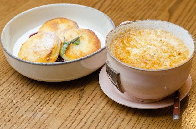 pasteles de queso con mermelada y una taza de café