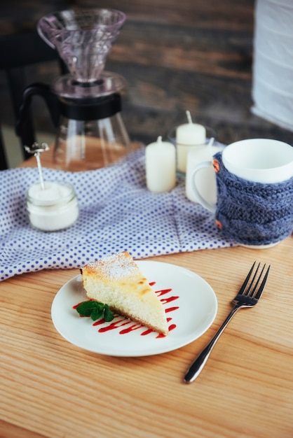 Pasteles de queso triángulo en la cafetería. En una mesa de madera