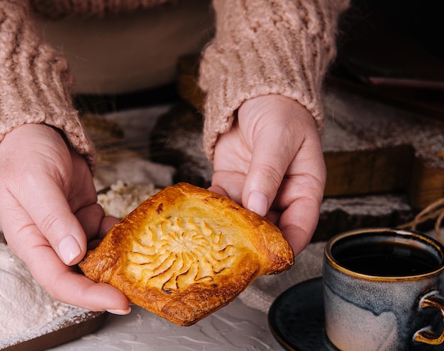 Foto pasteles de requesón en brazos de abuelas