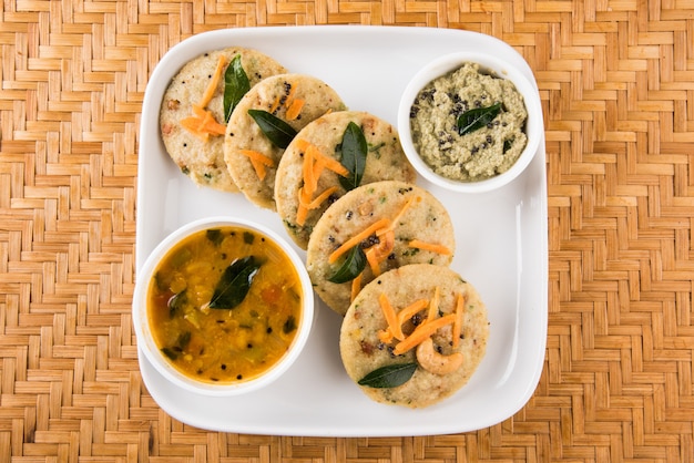 Pasteles de sémola cocidos al vapor conocidos como rava idli o sin hacer nada. servido con sambar y chutney de coco. enfoque selectivo