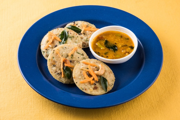 Pasteles de sémola cocidos al vapor conocidos como rava idli o sin hacer nada. servido con sambar y chutney de coco. enfoque selectivo