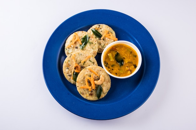 Pasteles de sémola cocidos al vapor conocidos como rava idli o sin hacer nada. servido con sambar y chutney de coco. enfoque selectivo