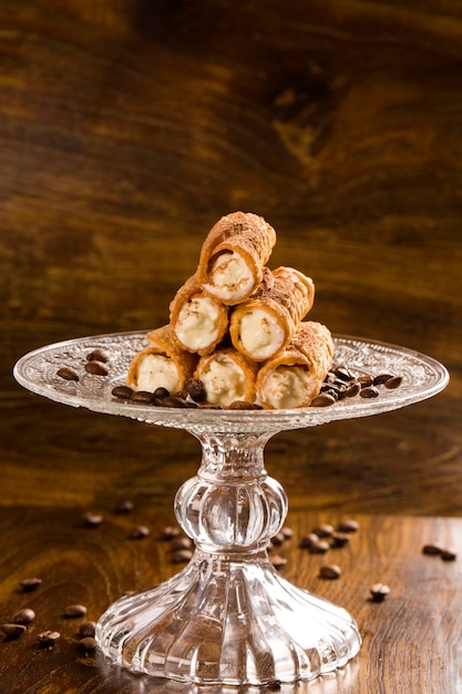 pasteles típicos sicilianos llamados CANNOLI con amarena enumerados en pastelería en el plato