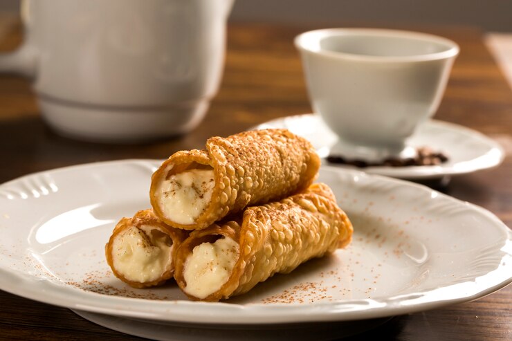 pasteles típicos sicilianos llamados CANNOLI con amarena enumerados en pastelería en el plato