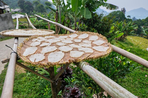 Los pasteles tradicionales se hacen con yuca procesada que se seca bajo el sol caliente