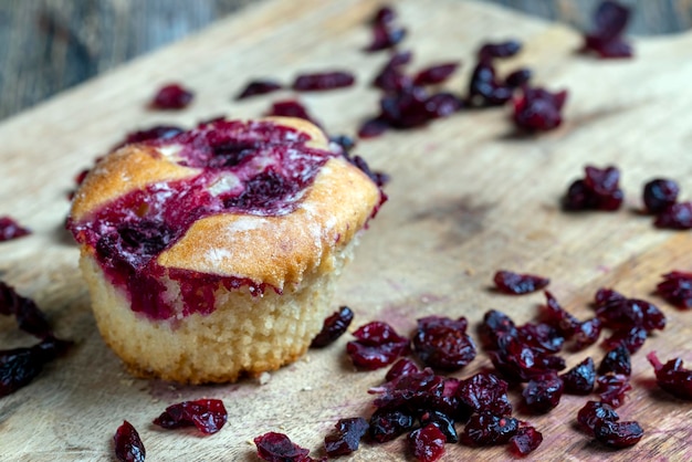 Pasteles de trigo con relleno de fresa cereza roja en un tablero arándanos secos secos en almíbar dulce están tirados alrededor de la cocción