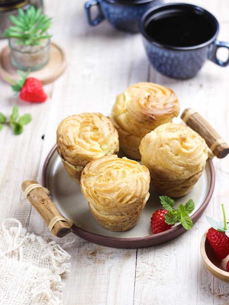 Foto pasteles de vainilla soes ( soes vla ) servidos en plato