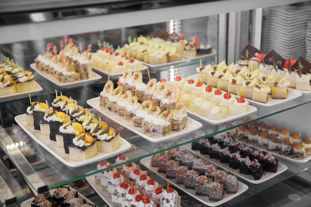 Foto pasteles variados en una vitrina en un restaurante