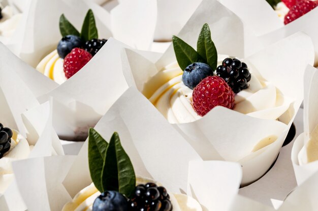 Pastelitos de bayas con relleno en caja Postre