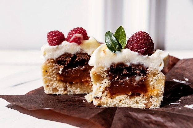 Pastelitos de bayas con relleno, cortado Postre