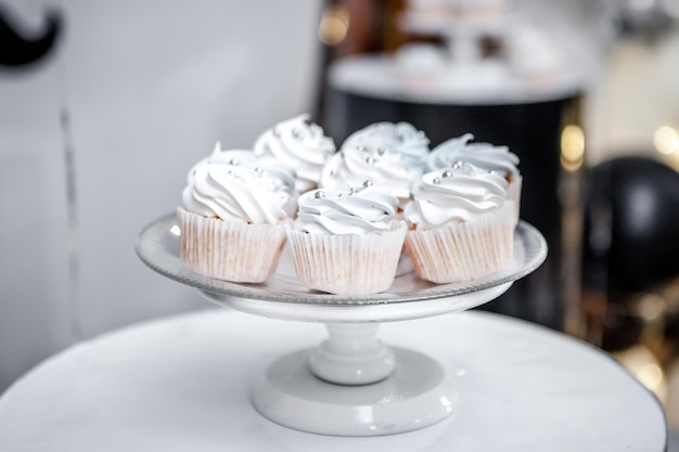 Pastelitos blancos y dulces en un plato