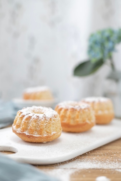 Pastelitos caseros y una flor de hortensia azul Se pone un postre sobre la mesa