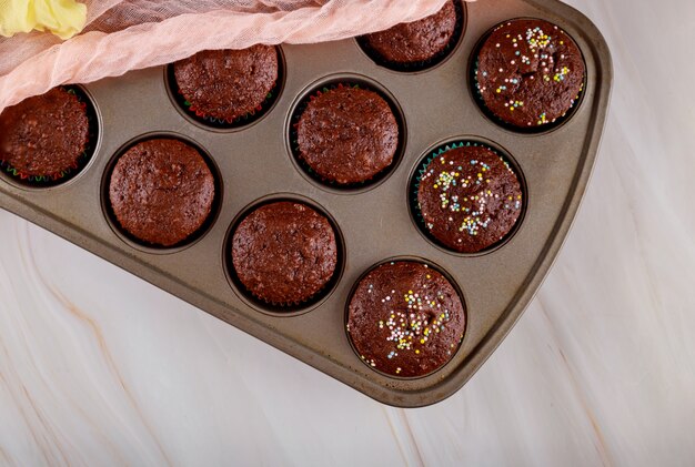 Pastelitos de chocolate caliente al horno con espolvorear