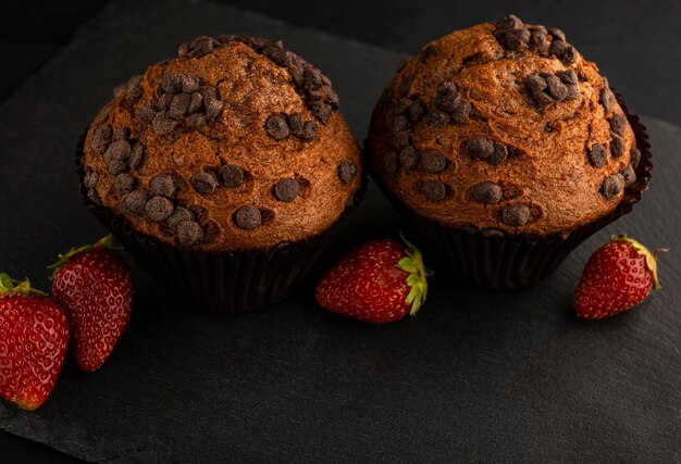 Pastelitos de chocolate con fresas. Pastelitos de chocolate con frutas.